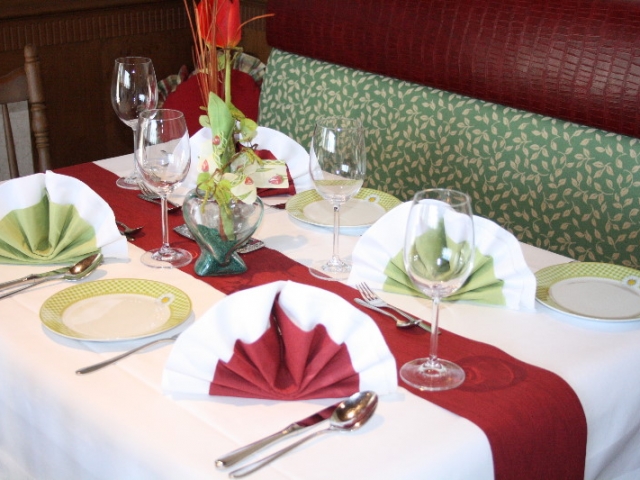 Gasthof „Zur Platte” - Waldrestaurant und Pension - Gedeckte Tische